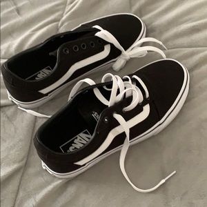 New VANS... Woman size 8. Brand New- Black
